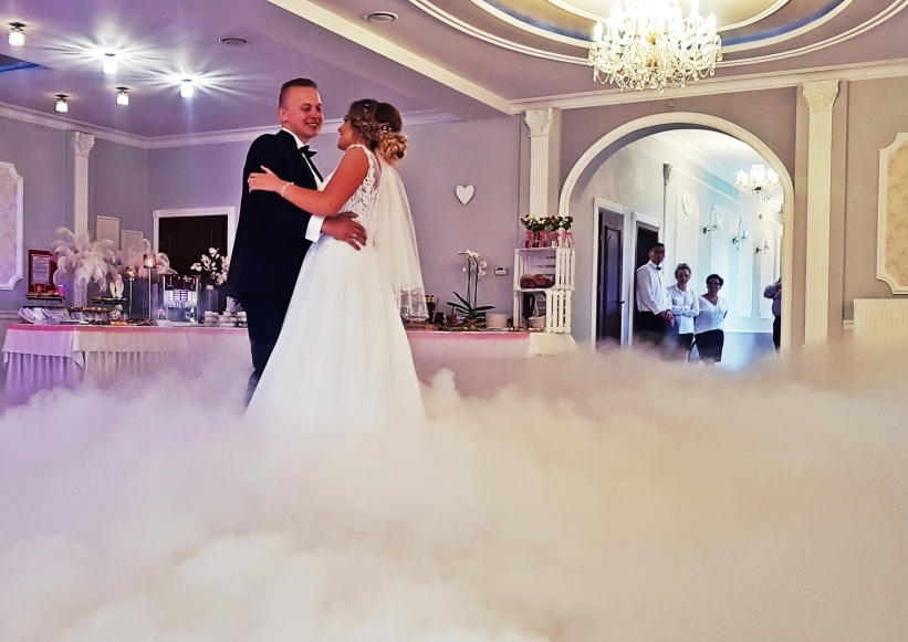 Ciężki dym podczas pierwszego tańca na weselu. Słynny taniec w chmurach