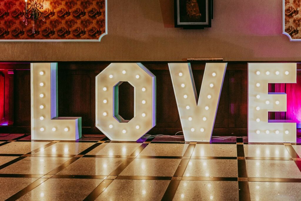 Świecący napis Love jako dekoracja ślubna.
