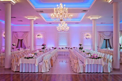 Zdjęcie przedstawia w jaki sposób można zmienić salę weselną .Dekoracja światłem to bardzo modne i efektowne rozwiązanie.